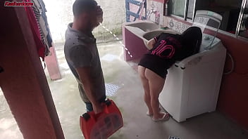 Dona De Casa Casada Paga Técnico De Máquina De Lavar Com A Bunda Enquanto Marido Esta Fora free video